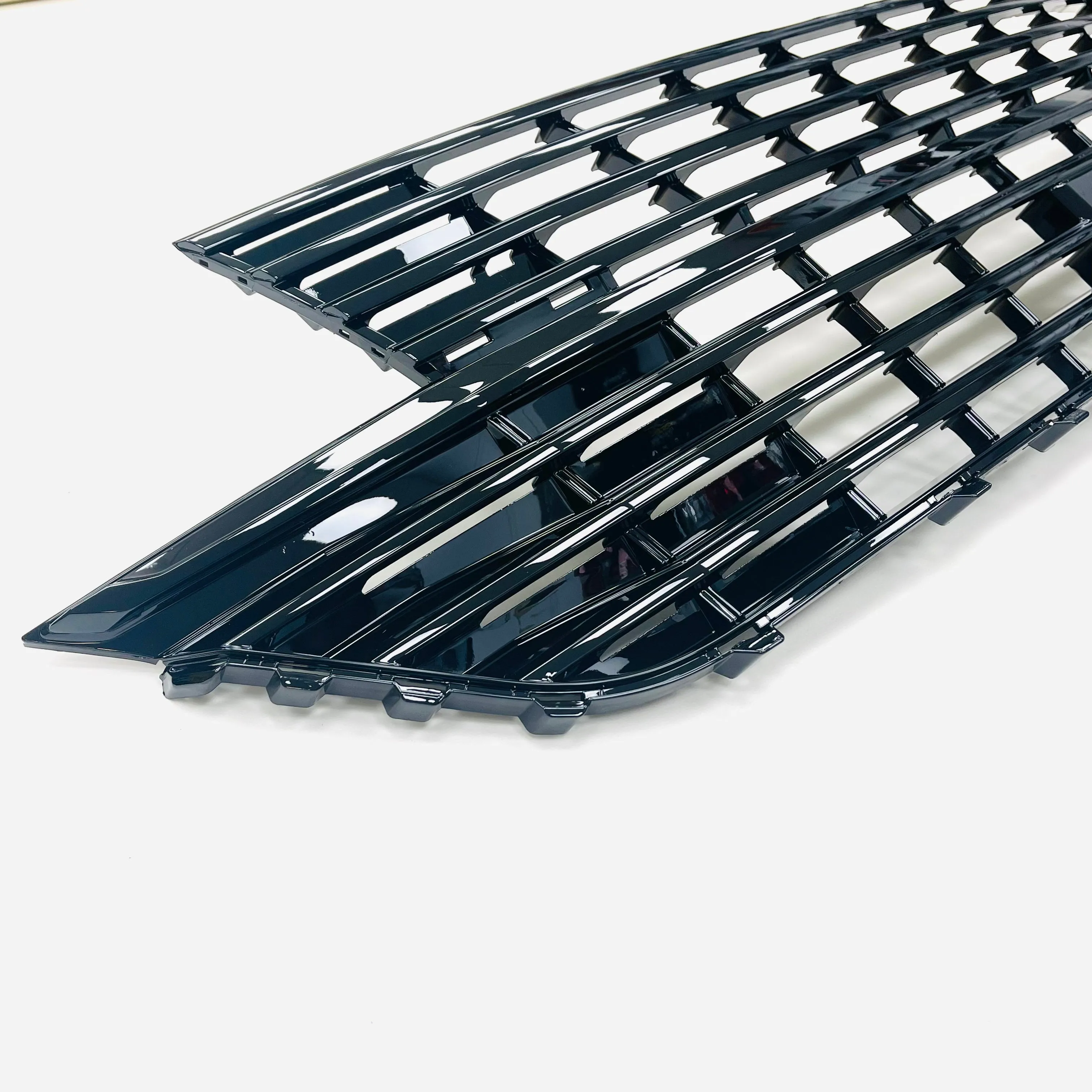 T6.1 Upper Badgeless / Lower Grilles & TL design splitter Gloss Black ABS